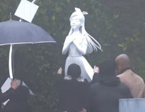 구준엽, 아내 故 서희원 1주기 조각상 직접 디자인…금보산서 눈물의 제막식