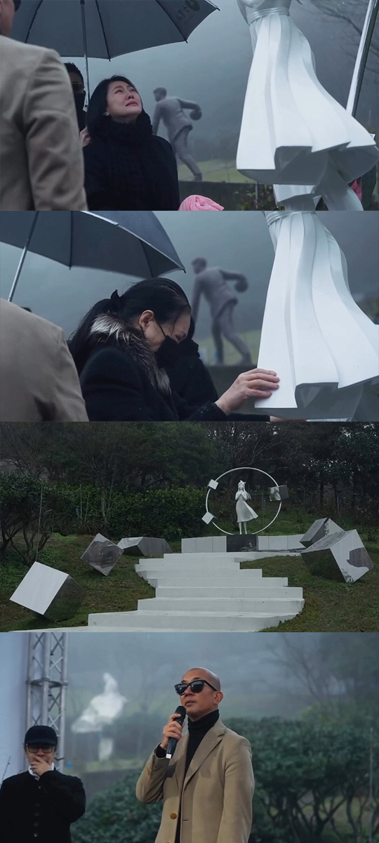 "다시 태어났어" 구준엽, 故서희원 추모 조각상 공개...母·동생 오열