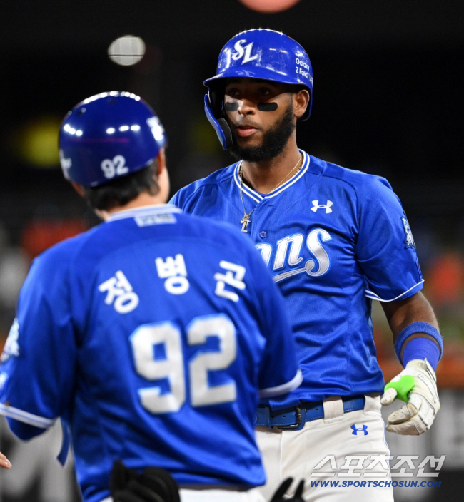 "선 넘는 역겨운 일" 오죽하면 '홈런왕' 분노 폭발했다 → 경찰 대응 …