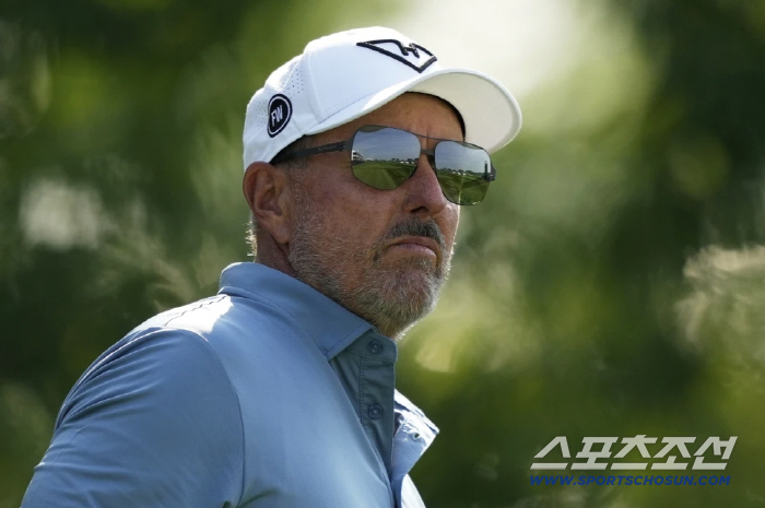 흔들리는 LIV…필 미켈슨, 시즌 개막전 불참 "가족 건강 문제"