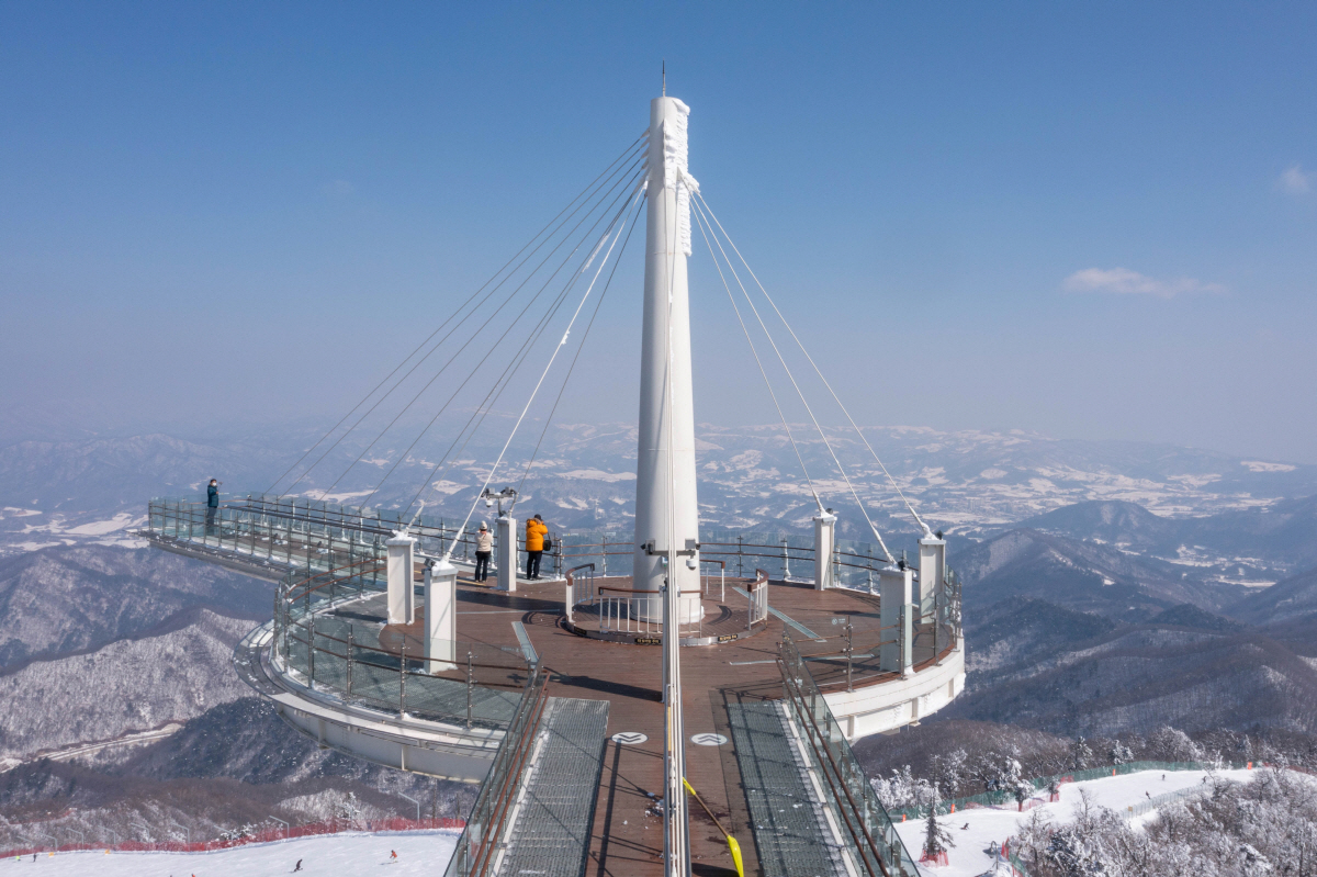 "손이 꽁, 발이 꽁" 찬바람에도 청춘…'설원'에 남긴 발자국의 추억 가…