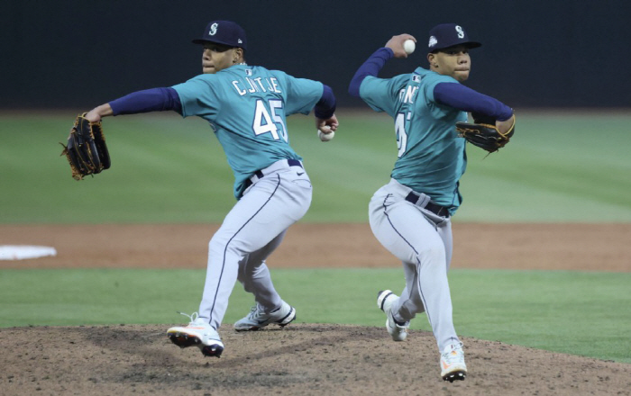 대실망! '양손 투수' 빅리거 탄생하나 했더니, "당분간 오른손으로만 던…