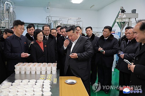 김정은 "주민에 우유·버터·치즈를"…농촌 `질적변혁` 강조