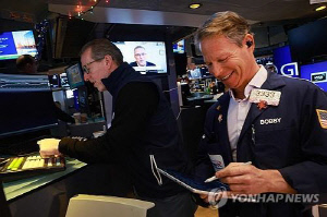 美S&P500, 반도체 강세에 7,000선 턱밑 마감…금·은 하락지속