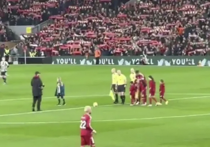 '손흥민한테 팬 매너 좀 배워' 대충격! 'SON 동기' 뉴캐슬DF의 마…