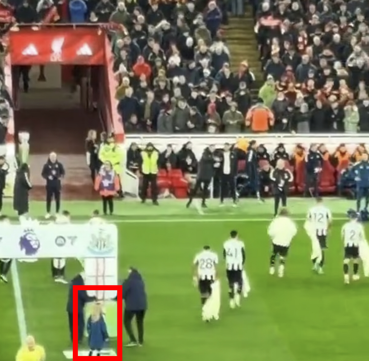 '손흥민한테 팬 매너 좀 배워' 대충격! 'SON 동기' 뉴캐슬DF의 마…