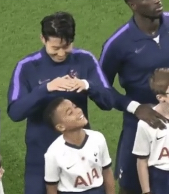 '손흥민한테 팬 매너 좀 배워' 대충격! 'SON 동기' 뉴캐슬DF의 마…