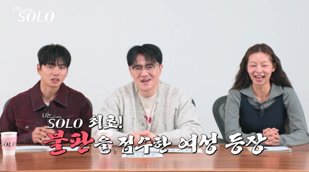 "비주얼은 '아이유 닮은꼴'인데"…영자, 숯불도 혼자 피우는'극강 테토女…