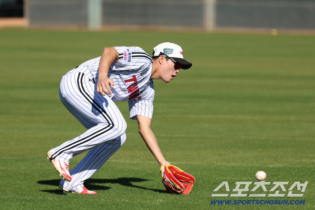 타격 잘한다던 2라운더 유망주. 이젠 내야,1루,외야 글러브 챙겼다, 제…