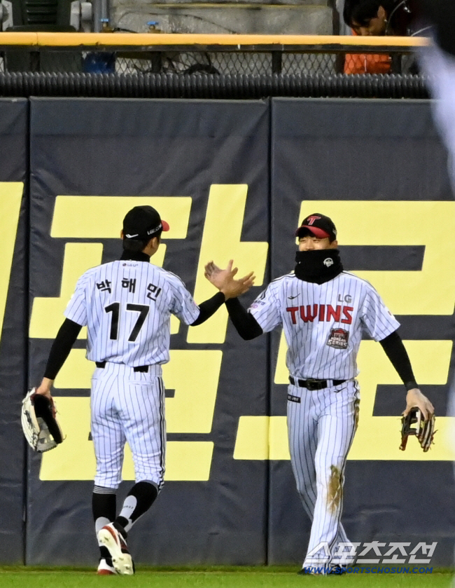 타격 잘한다던 2라운더 유망주. 이젠 내야,1루,외야 글러브 챙겼다, 제…