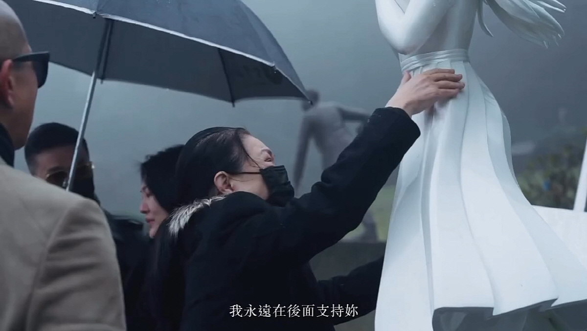 [종합] 구준엽 "희원이는 더 힘들게 누워있는데"…폭우 속 1주기 조각상…