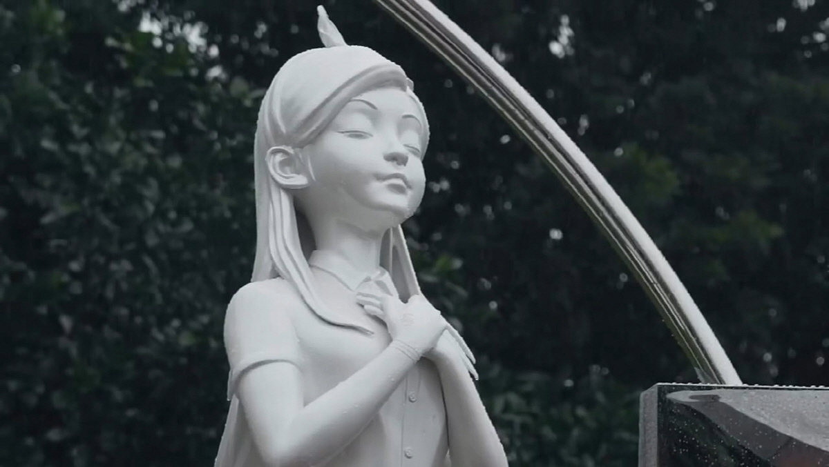 [종합] 구준엽 "희원이는 더 힘들게 누워있는데"…폭우 속 1주기 조각상…