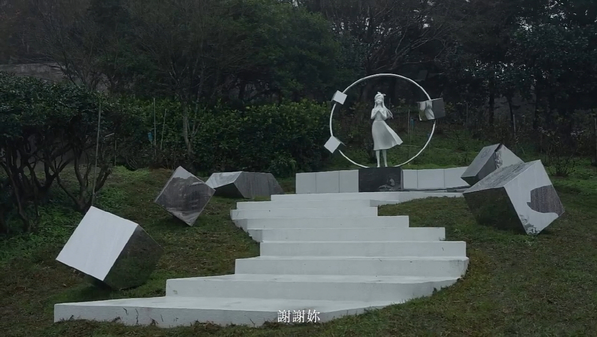 [종합] 구준엽 "희원이는 더 힘들게 누워있는데"…폭우 속 1주기 조각상…