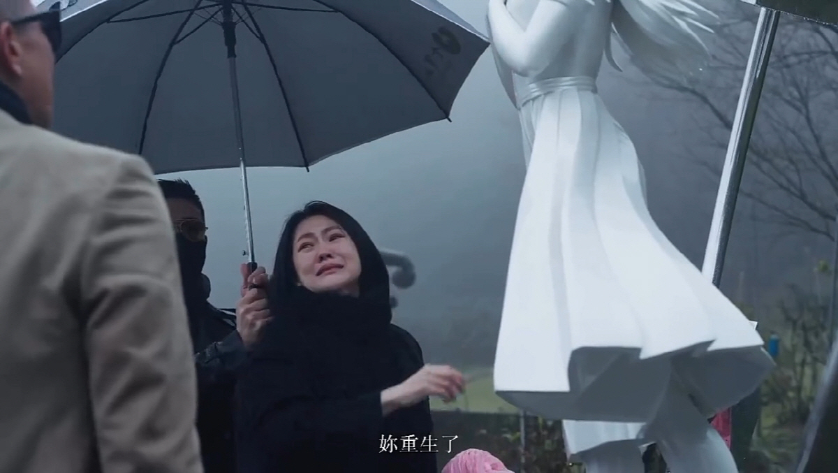 [종합] 구준엽 "희원이는 더 힘들게 누워있는데"…폭우 속 1주기 조각상…