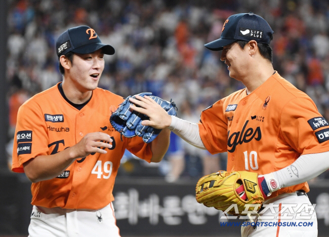 '100억 타자'·'24HR 외인' 몰려왔지만…"제가 살아남아야죠" 첫 …