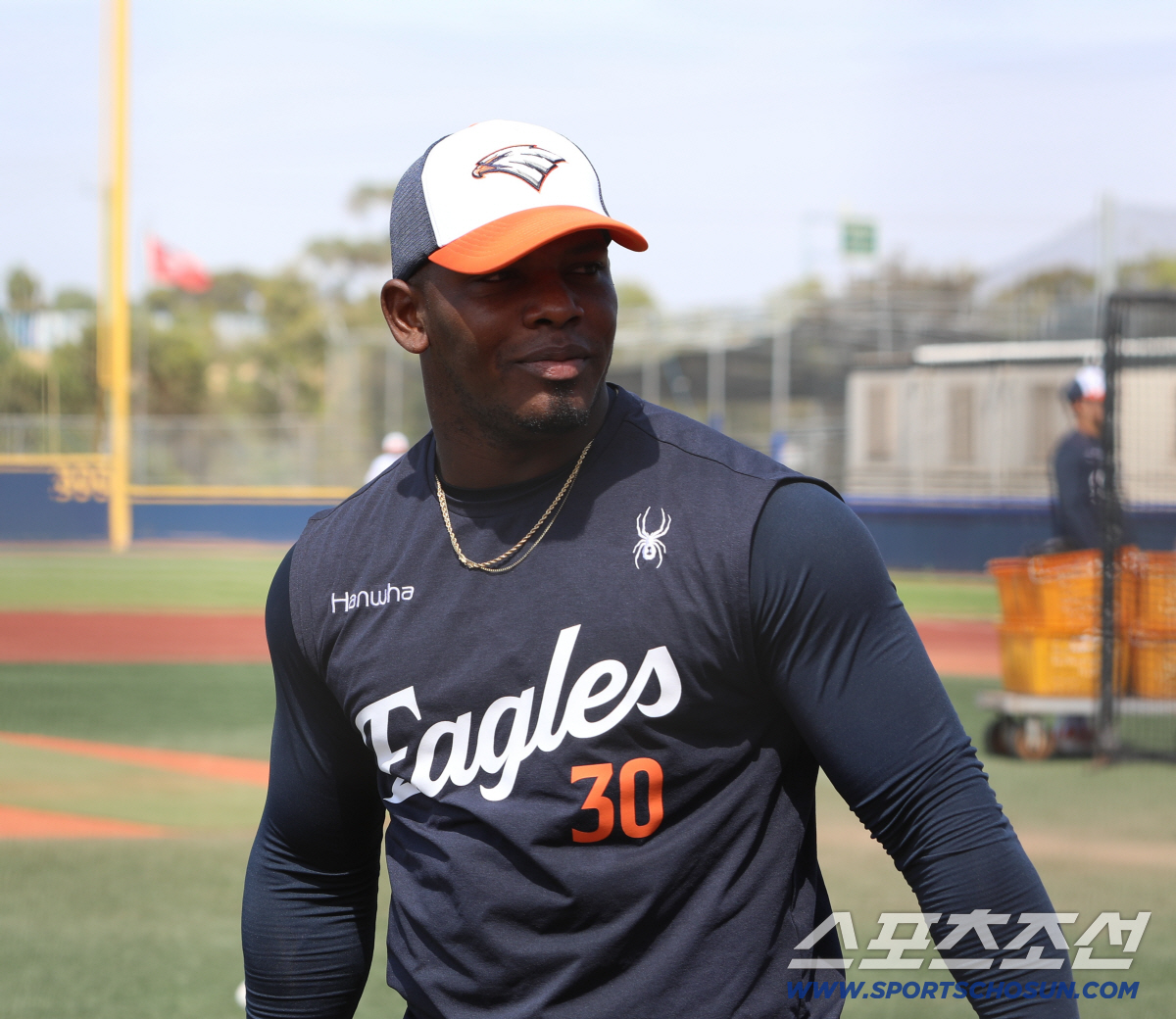 '100억 타자'·'24HR 외인' 몰려왔지만…"제가 살아남아야죠" 첫 …