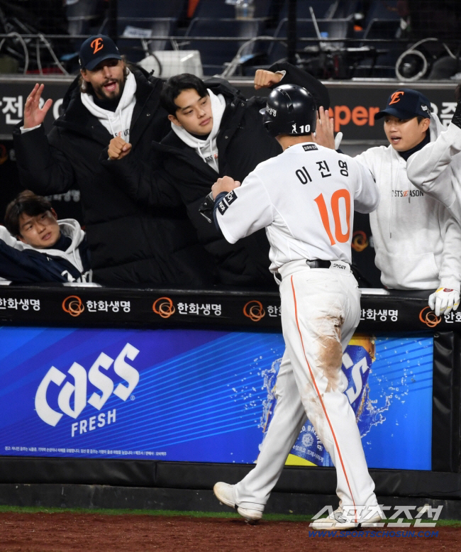 '100억 타자'·'24HR 외인' 몰려왔지만…"제가 살아남아야죠" 첫 …