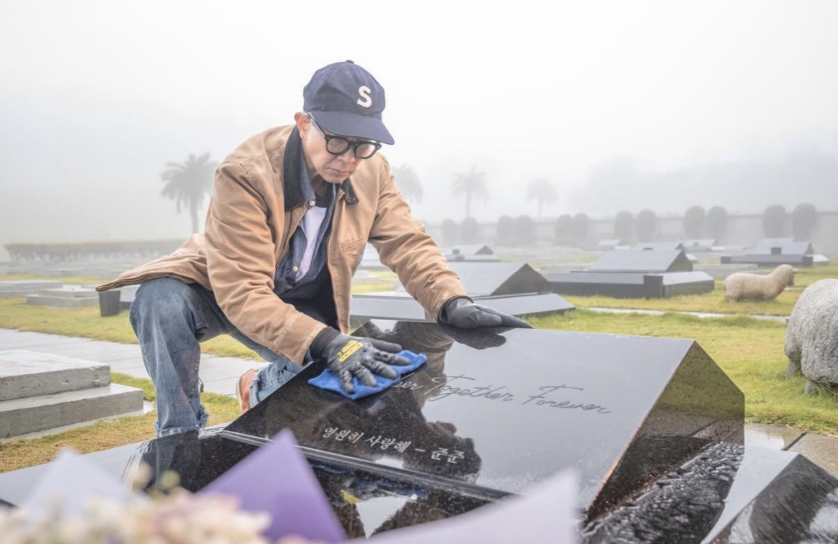 구준엽, ♥故 서희원 비석에 눈물의 입맞춤..야윈 모습 ‘먹먹’