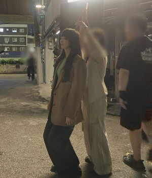 이나영, '갑질 논란' 속 빛난 인성…'매너 다리'로 드러난 스태프 향한 배려심