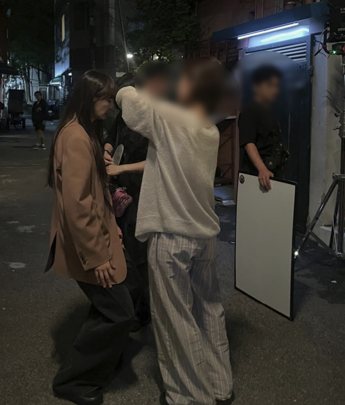 이나영, '갑질 논란' 속 빛난 인성…'매너 다리'로 드러난 스태프 향한…