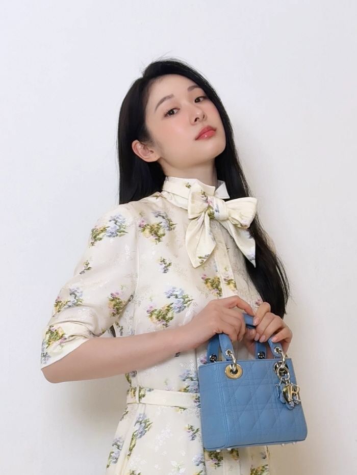 봄날 여신같은 김연아…리본 원피스에 D사 블루백 들고 ‘레전드 비주얼’