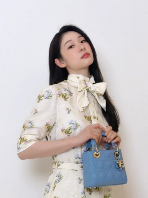 봄날 여신같은 김연아…리본 원피스에 D사 블루백 들고 ‘레전드 비주얼’