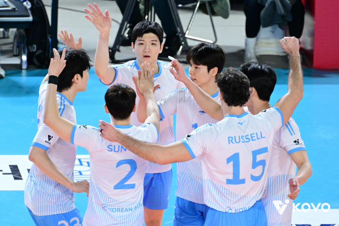 "완전체 돌아오고 있다" 자신감 이유 있었다…'선두 1점 차 추격' 대한항공, 삼성화재 셧아웃 제압 [대전 리뷰]