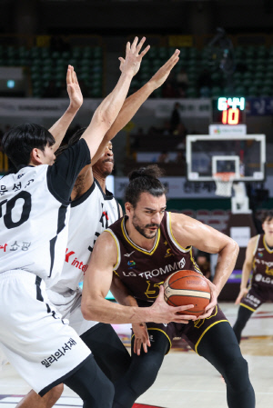 [KBL리뷰] 타마요 빠진 LG, '부상병동' KT 잡고 연승모드…양준석-마레이 활약에 81-69 완승