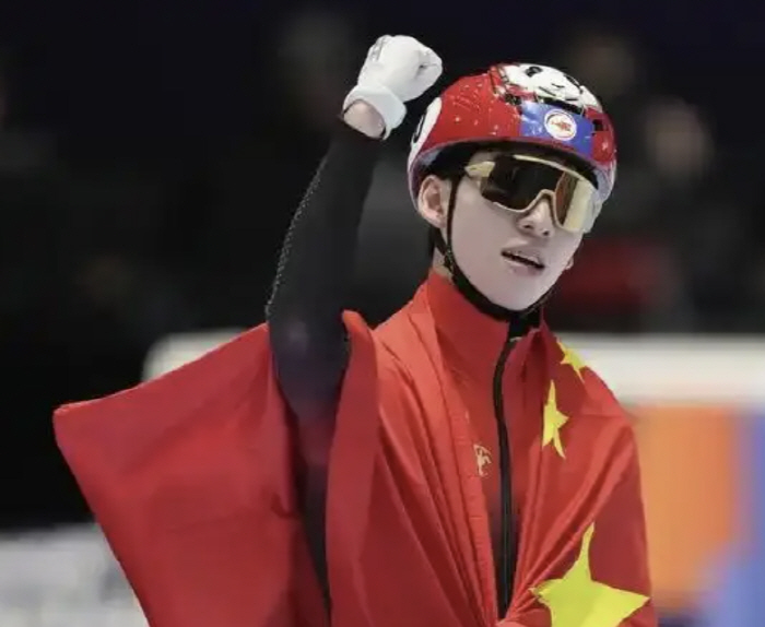 韓 쇼트트랙과 대놓고 전쟁! "中 국가 부르며 대통곡" 韓 등지고 '귀화…