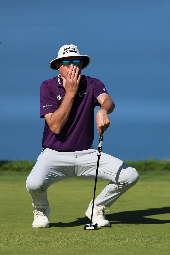 아무리 '골프 해방구'라지만 그땐 좀…'파 퍼트 성공→상탈→징계' 문제아, '셔츠'로 출전권 회복한 사연은