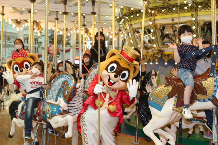 '열린 관광 지원' 롯데월드, 장애인·시니어 우대 예매 서비스 도입