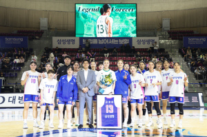 삼성생명, 은퇴투어 첫 경기 가진 김정은의 하나은행 꺾으며 공동 4위로 올라서