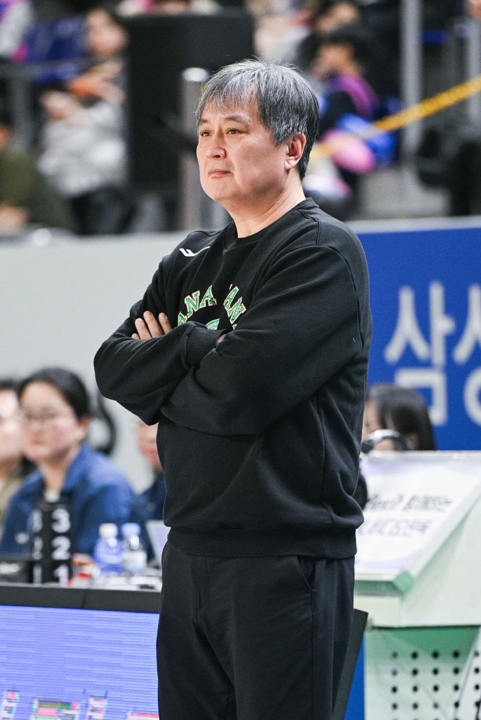[현장인터뷰] 20점차 완패 당한 하나은행 이상범 감독, "정신 못 차리면 어느 팀도 못 이긴다"