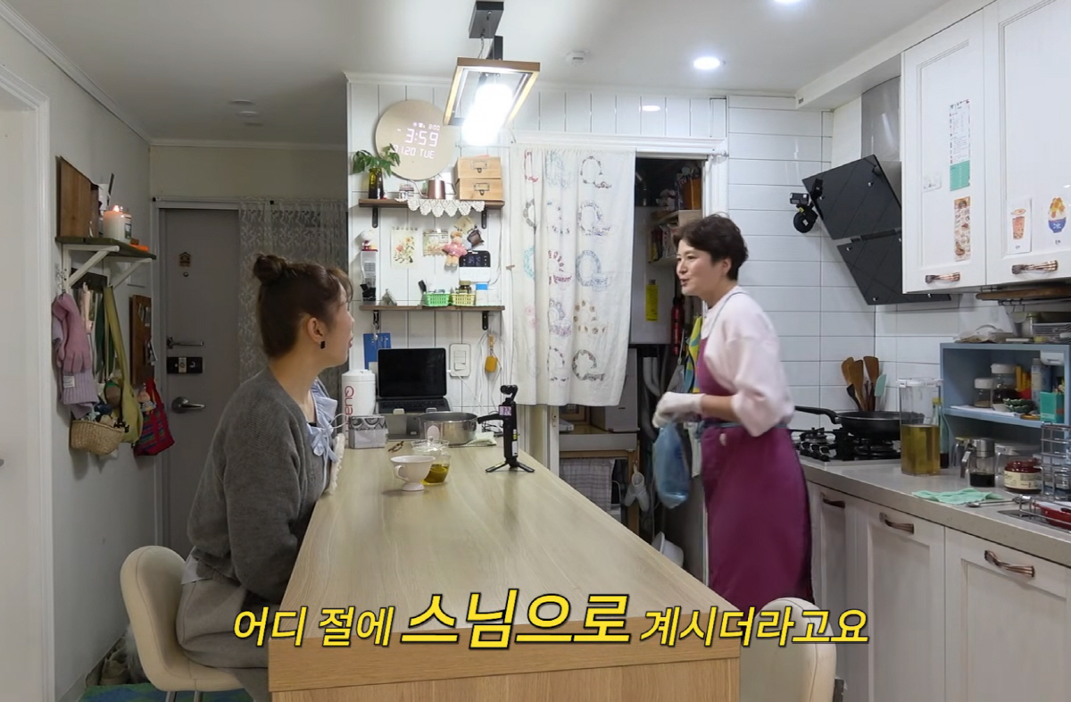 '韓1등 짠순이' 유튜버 토깽이 아줌마, 숨겨진 가정史 고백…"母가 스님…