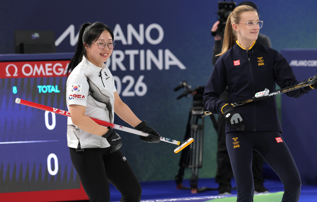"기적 없었다!" '조기 종료 완패' 韓 김선영-정영석 컬링 믹스더블, …