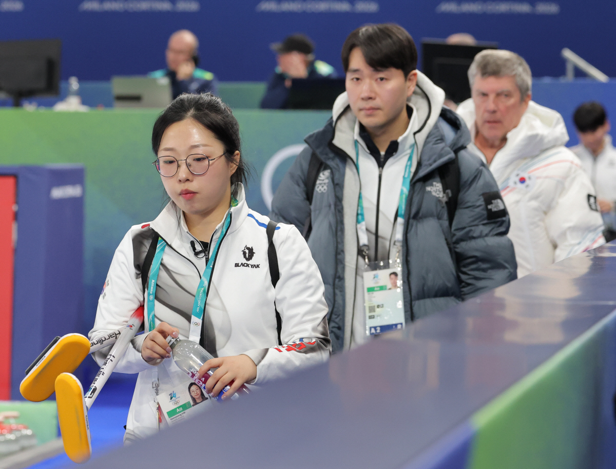 "기적 없었다!" '조기 종료 완패' 韓 김선영-정영석 컬링 믹스더블, …