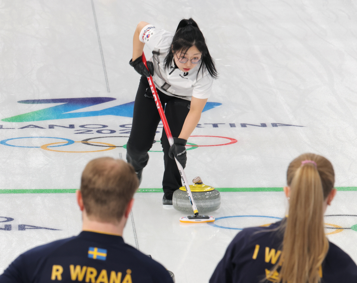 "기적 없었다!" '조기 종료 완패' 韓 김선영-정영석 컬링 믹스더블, …