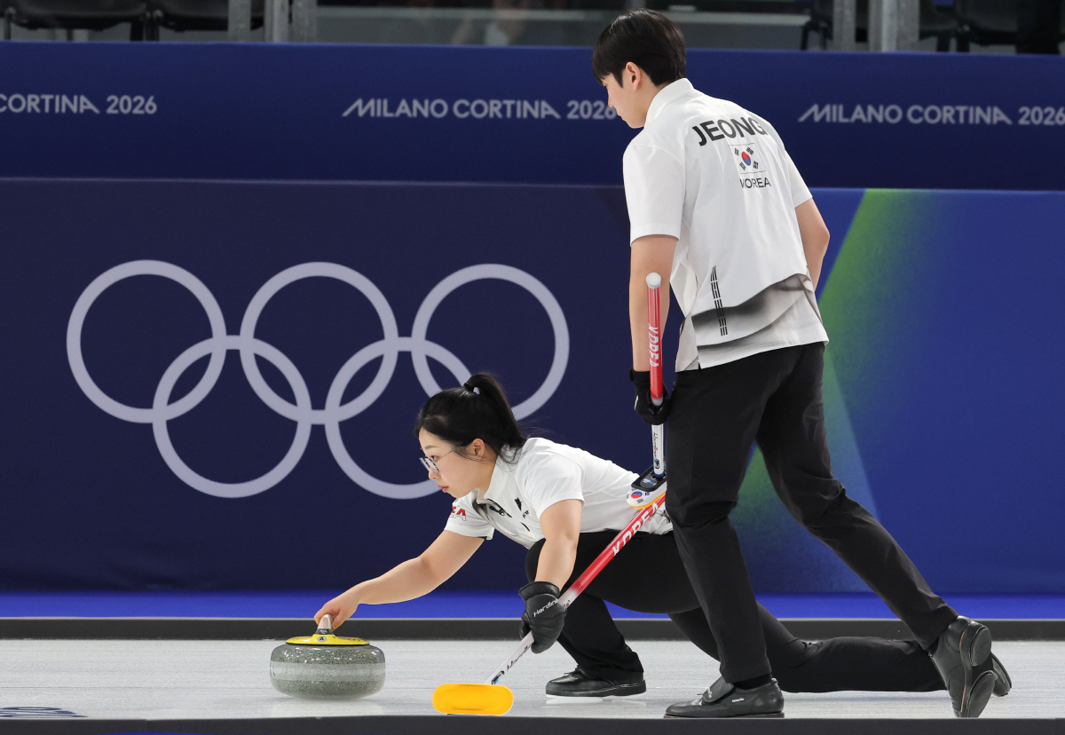 "기적 없었다!" '조기 종료 완패' 韓 김선영-정영석 컬링 믹스더블, …