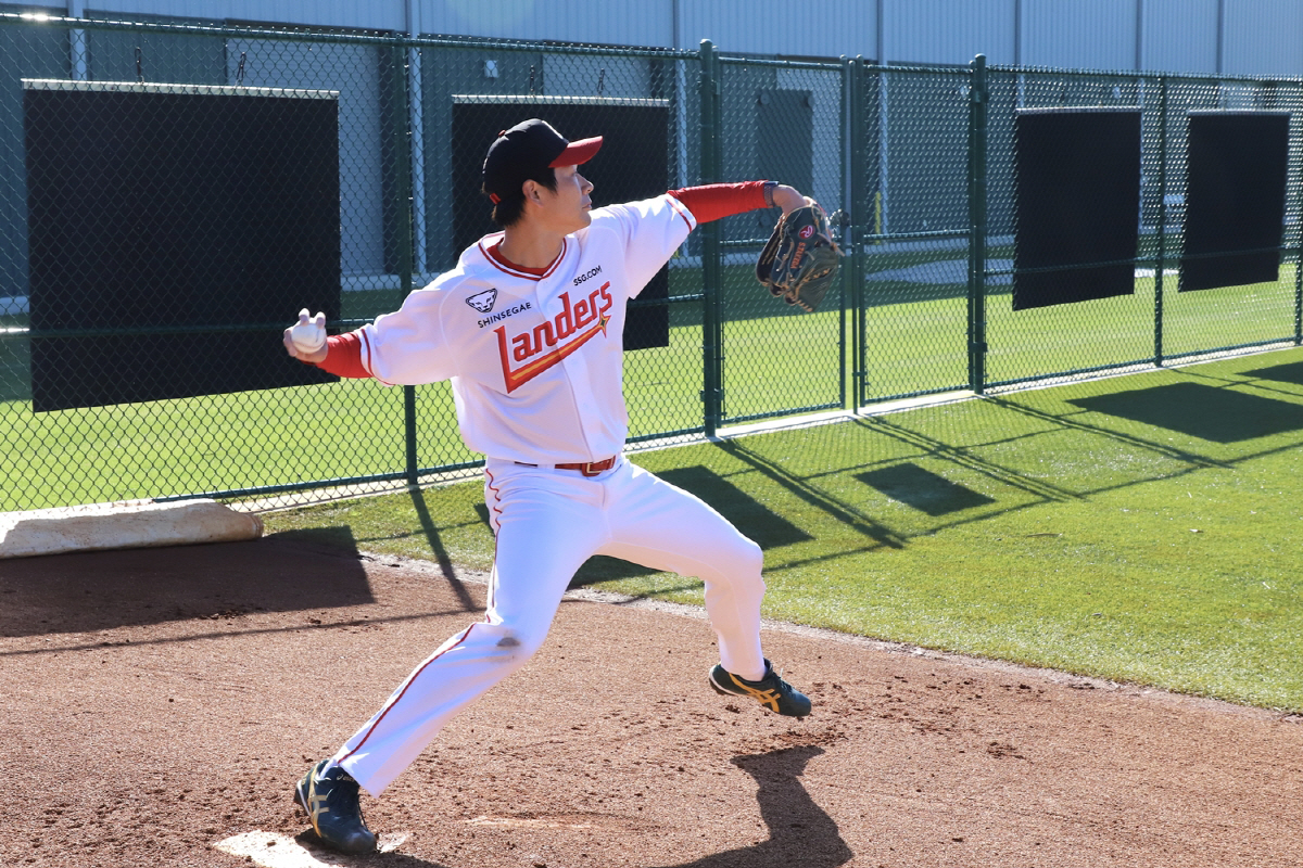 '연봉 14억 → 3억' 도쿄까지 날아가 모셔왔다 "하루 뒤 두산에서 연…