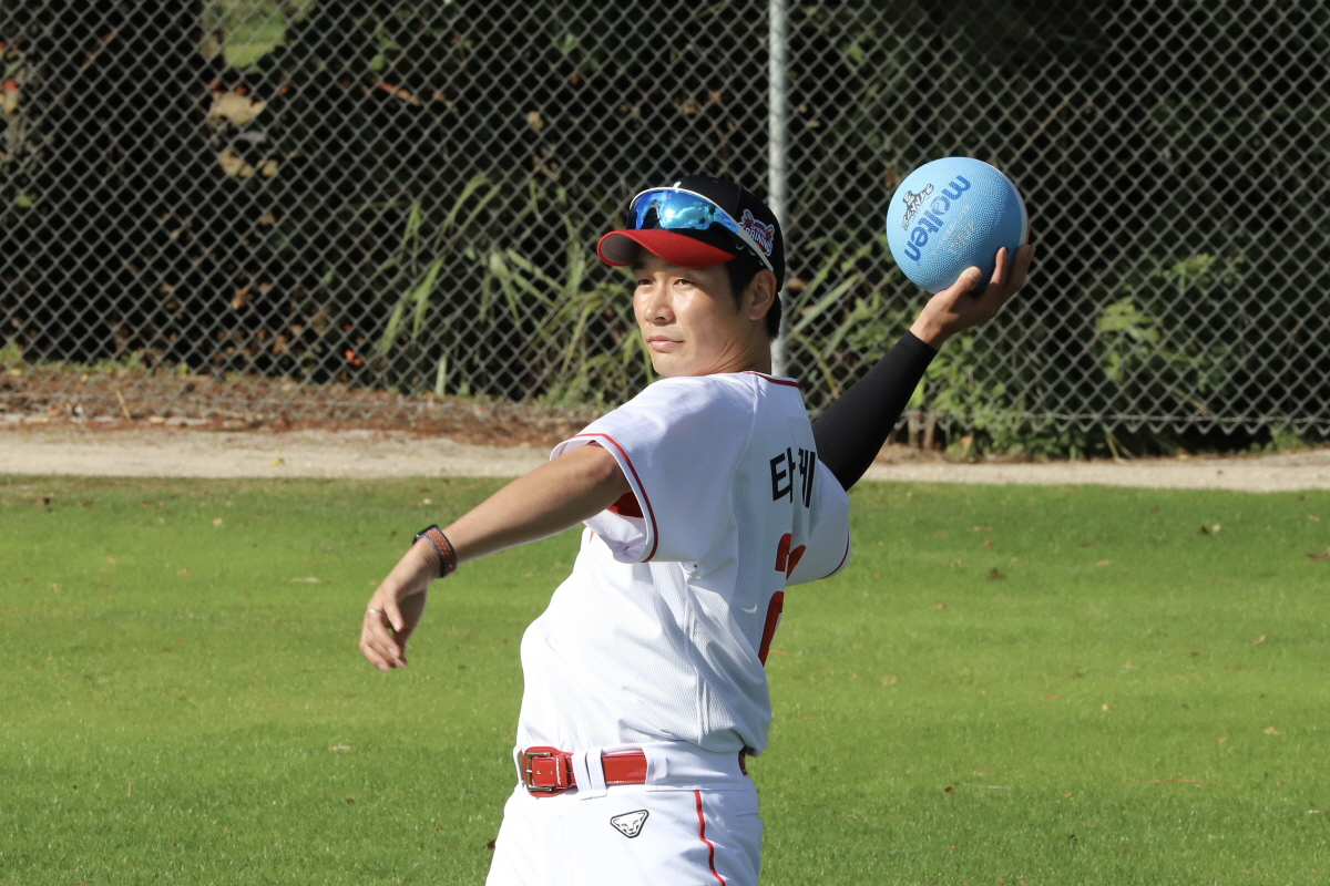 '연봉 14억 → 3억' 도쿄까지 날아가 모셔왔다 "하루 뒤 두산에서 연…