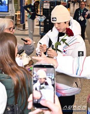 [밀라노 LIVE]미쳤다! 잠잠했던 밀라노 공항 깨운 韓 피겨 왕자...차준환, 꽃 선물-사진 세례는 기본→상상 초월 팬 등장까지