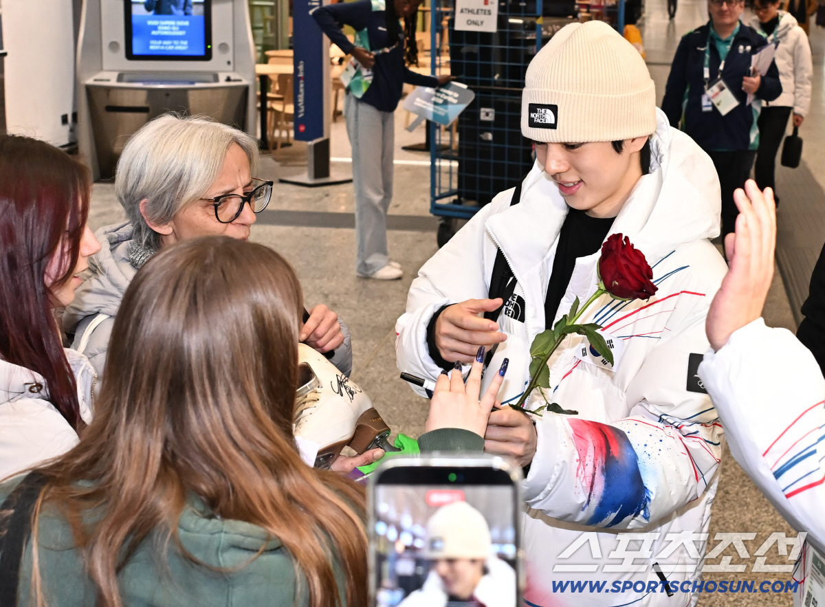 [밀라노 LIVE]미쳤다! 잠잠했던 밀라노 공항 깨운 韓 피겨 왕자...…