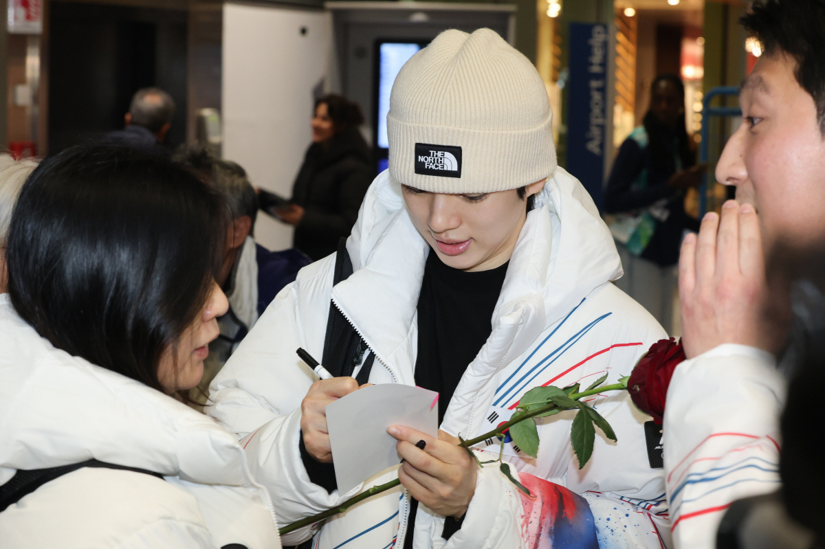 미쳤다! K피겨 인기 이정도였어? '韓 피겨왕자' 차준환 등장에 현지팬들…