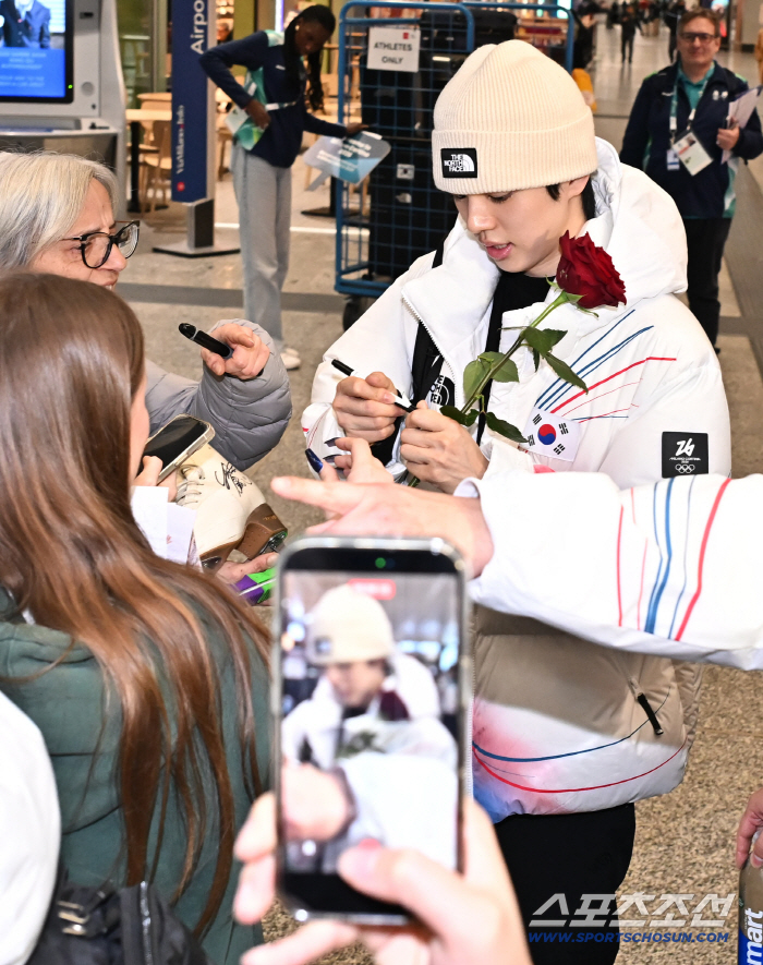 미쳤다! K피겨 인기 이정도였어? '韓 피겨왕자' 차준환 등장에 현지팬들 열광...밀라노 공항 '마비'