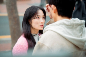 김혜윤, 로몬 품에 쏙 안겼다…화재 후 ‘초밀착 스킨십’ 로맨스 점화