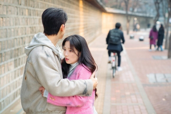 김혜윤, 로몬 품에 쏙 안겼다…화재 후 ‘초밀착 스킨십’ 로맨스 점화