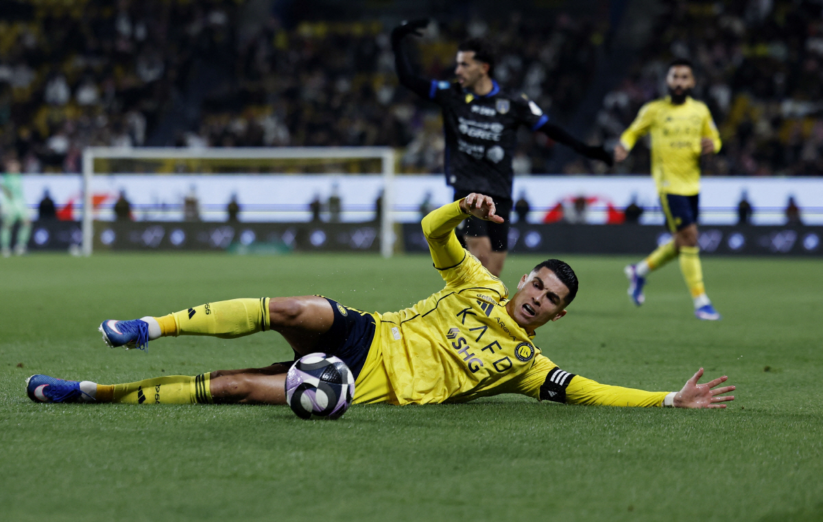 '호날두 대충격! 나를 조롱해' 분노한 라이벌(알 힐랄) 팬들이 리야드 …