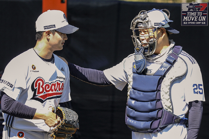 새파란 신인 투수가, 대선배 양의지 상대 처음 공을 던진다면...그런데 반전의 '아빠 미소'