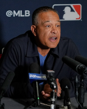 불만 팽배 '백악관 초청' 다저스에 쏠리는 눈, 로버츠 감독 