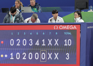 '충격, 정전에 판정논란의 희생양'이 된 한국 컬링 믹스더블, 두 엔드 7점차 역전 가능했는데 심판이 먼저 '경기 끝내자'고 말했다..명백한 심판 실수다